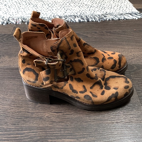 Topshop Leopard Print Boots - Picture 2 of 7